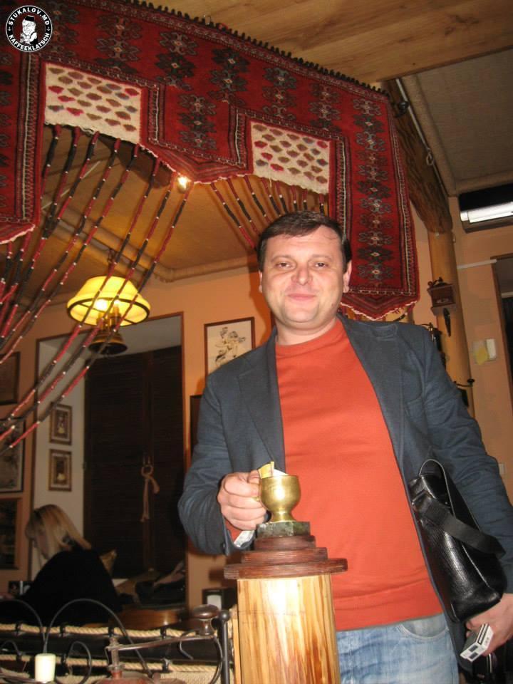С чашкой колдует директор цирка Андрей Локоман