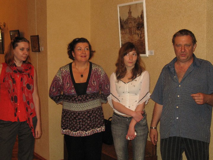 Открытие персональной выставки картин, нарисованных кофе Анны Прониной в национальной филармонии