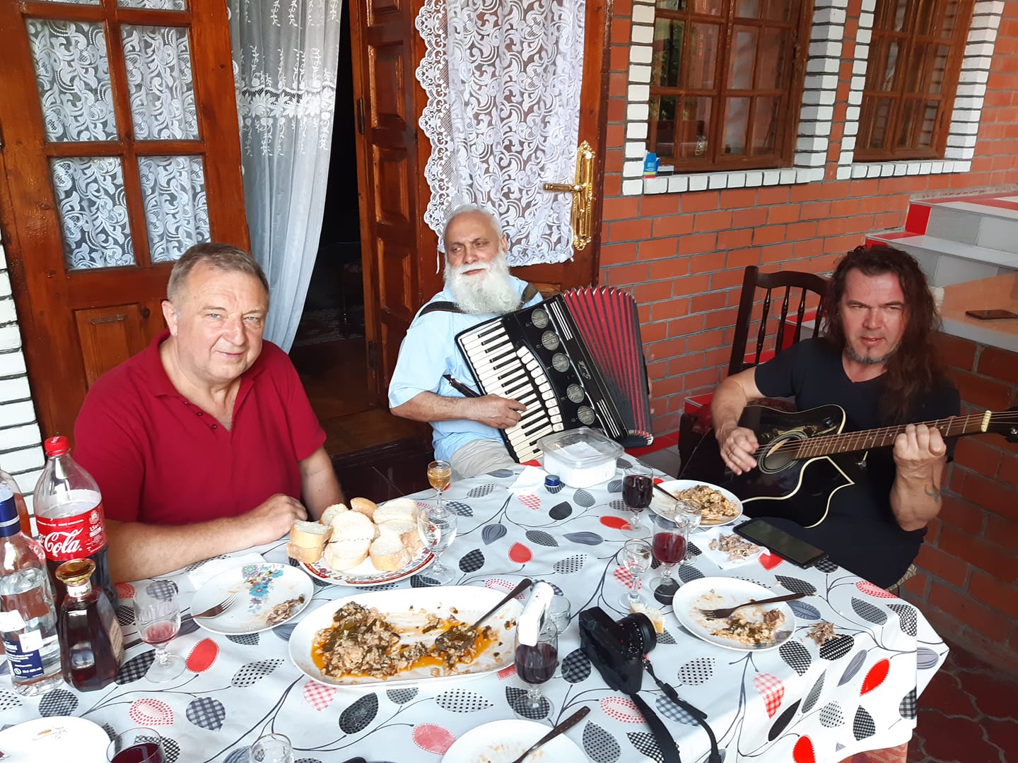 На аккордеоне Артур Черарь - цыганский барон.
